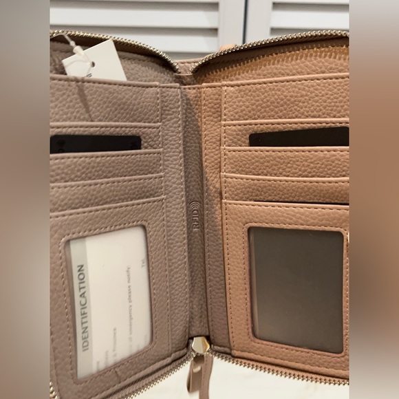 Bentley Travel Crossbody Purse - Picture 10 of 10